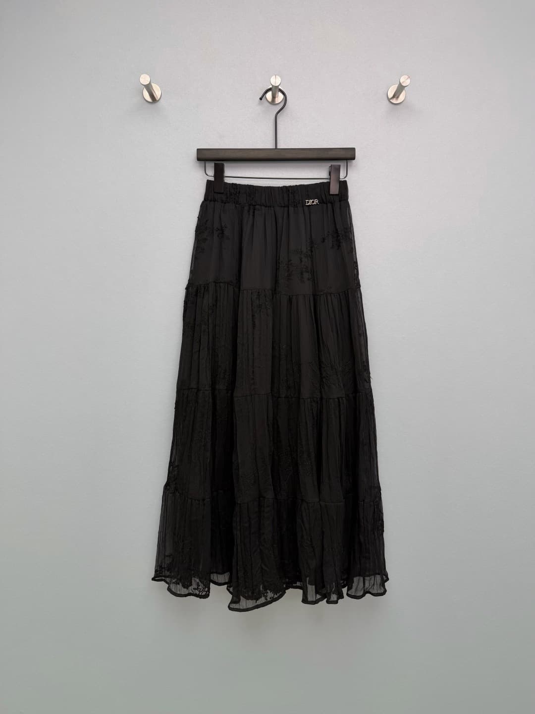 C18376 🔥🔥Dio* 26 – New style embroidered net fabric skirt. Metal “DIOR” logo at the waistline, ensuring high brand recognition while maintaining a low-key, luxurious look with excellent detail. The skirt is covered with intricate plant and flower embroide — image 1