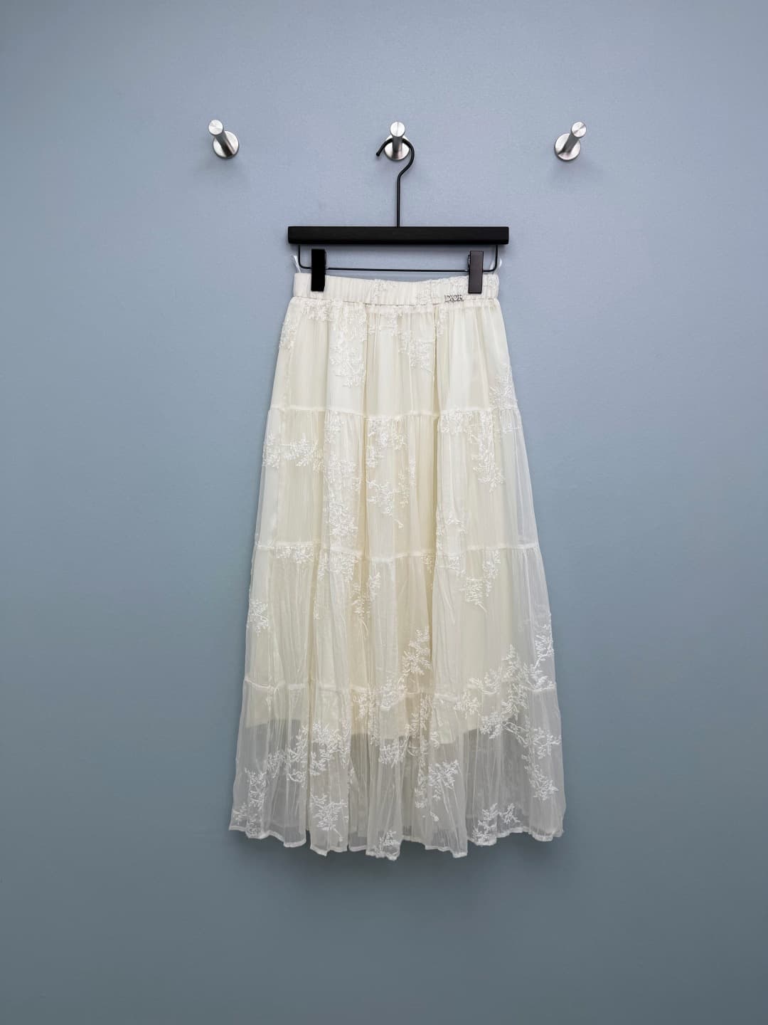 C18375 🔥🔥Dio* 26 – New-style embroidered netting skirt with a waistband featuring DIOR logo. High brand recognition, subtle yet luxurious appearance, with fine details. Full-body design adorned with intricate plant and flower embroidery; handcrafted feel. — image 1