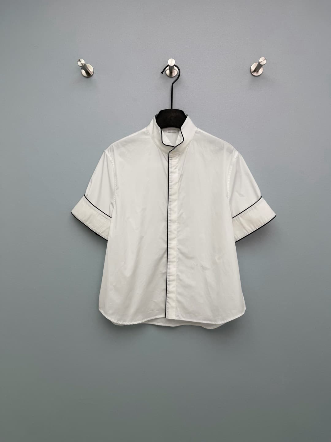 C18563 🔥🔥Dio*26 new model: short-sleeved shirt with contrasting color trim and stand-up collar. Different from traditional collared shirts, it features a stylish stand-up collar design that enhances the neckline. The collar, front closure, and cuffs all h — image 1