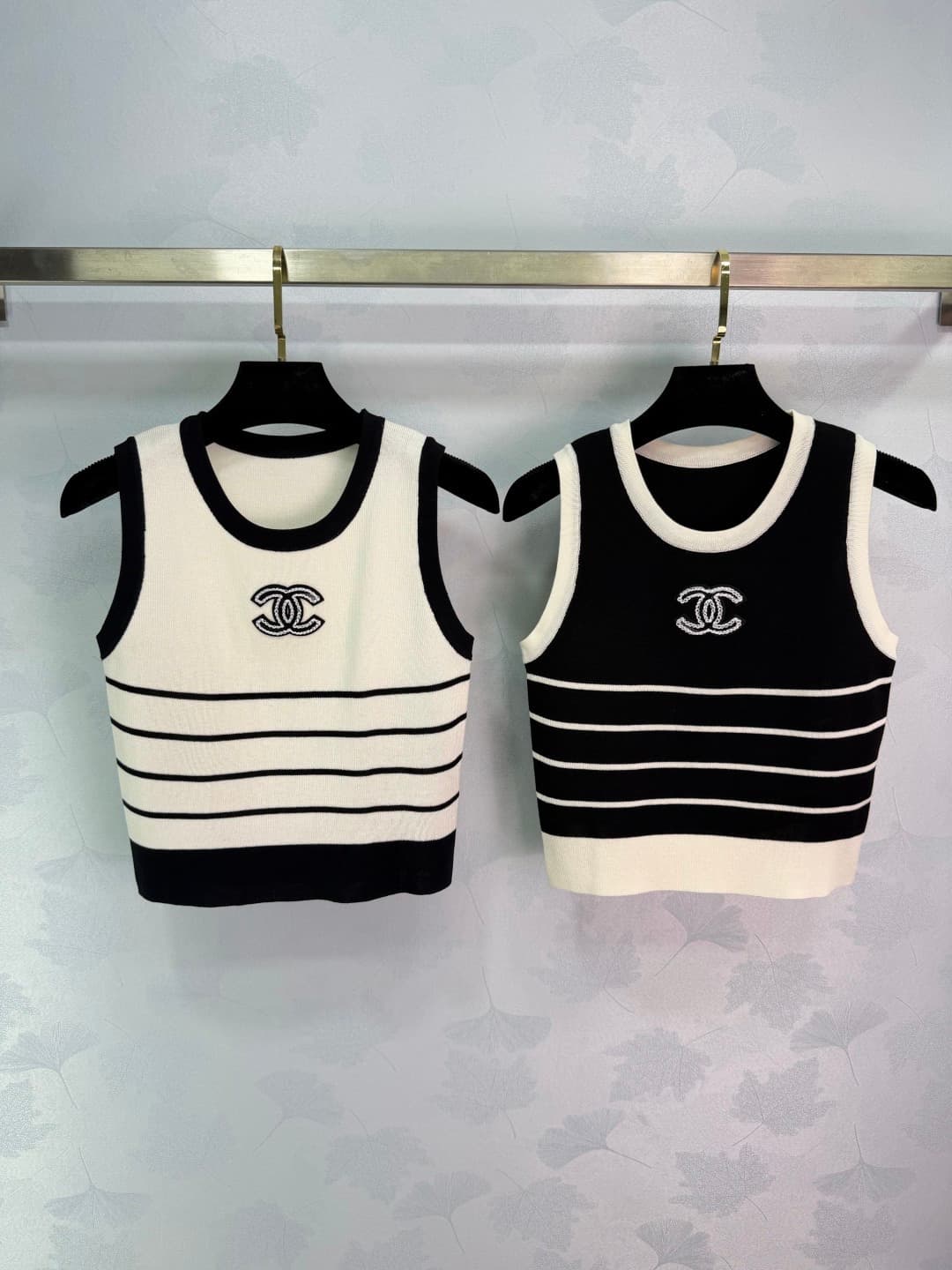 C18455 🆕Ch*26 – New spring/summer knitted vest with black and white stripes. Simple yet classic design; double C embroidery on the chest makes it highly distinctive. The knitted fabric has good elasticity and provides comfortable fit. Short cut, suitable — image 1