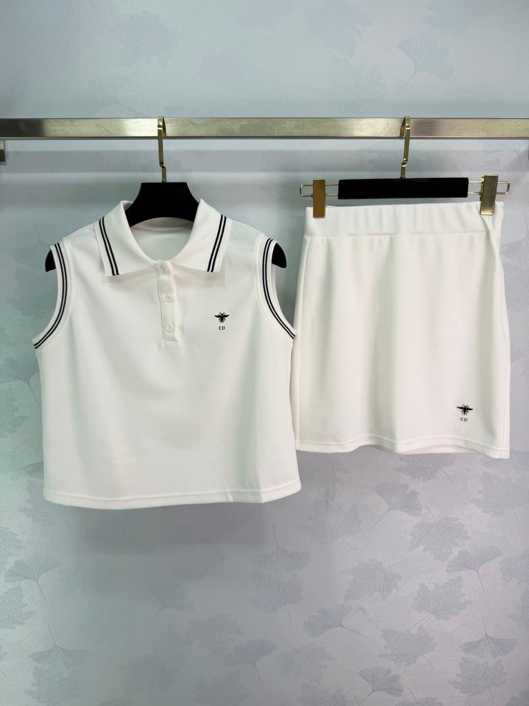 C18446 🆕Dio*26 – New spring/summer polo shirt without sleeves. It features a sleeveless vest and a high-waist skirt with a minimalist academic style design. The polo collar has stripes, and the logo on the chest is exquisitely embroidered. The fabric is s — image 1