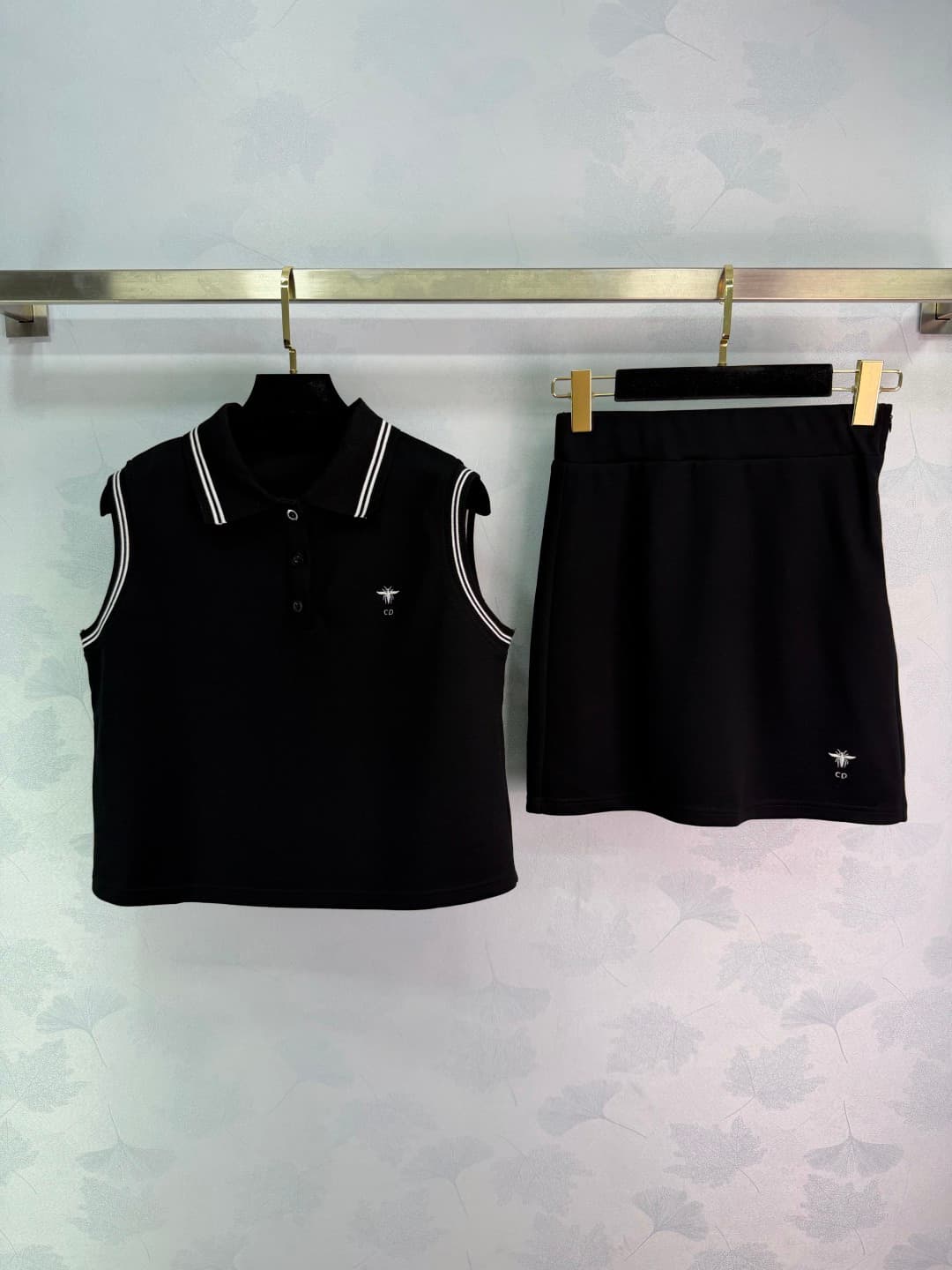 C18447 🆕Dio*26 – New spring/summer polo shirt without sleeves. It includes a sleeveless vest and a high-waist skirt with a tailored design. The polo collar features stripes, and the logo on the chest is exquisitely embroidered. The fabric is soft and comf — image 1