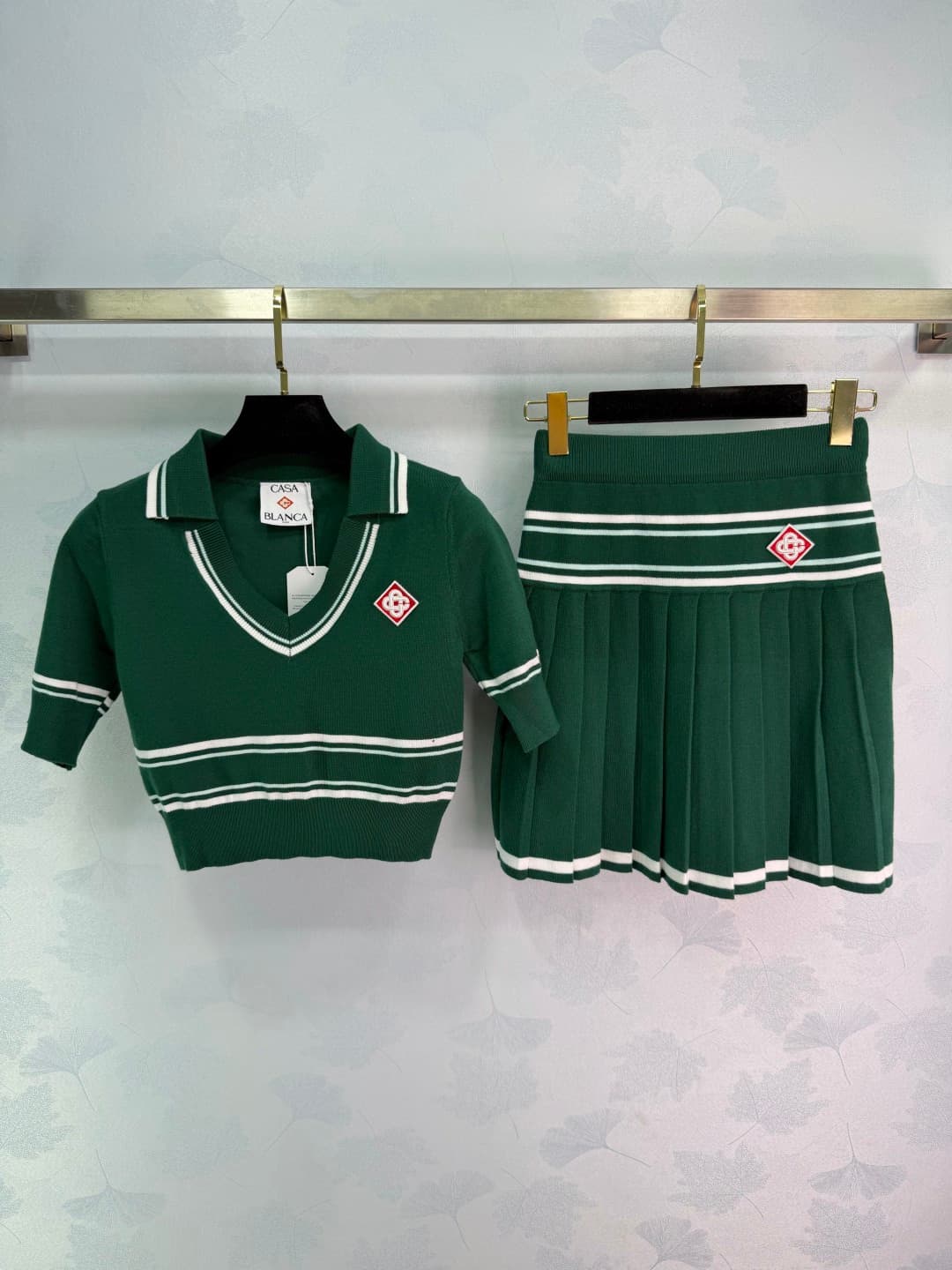 C18449 🆕CA*26 – New spring/summer school-style outfit: short-sleeved knitted top + pleated skirt. Deep green color with white stripes; simple yet energetic style. The top has a V-neck design, with brand embroidery on the chest; short sleeves ensure better — image 1