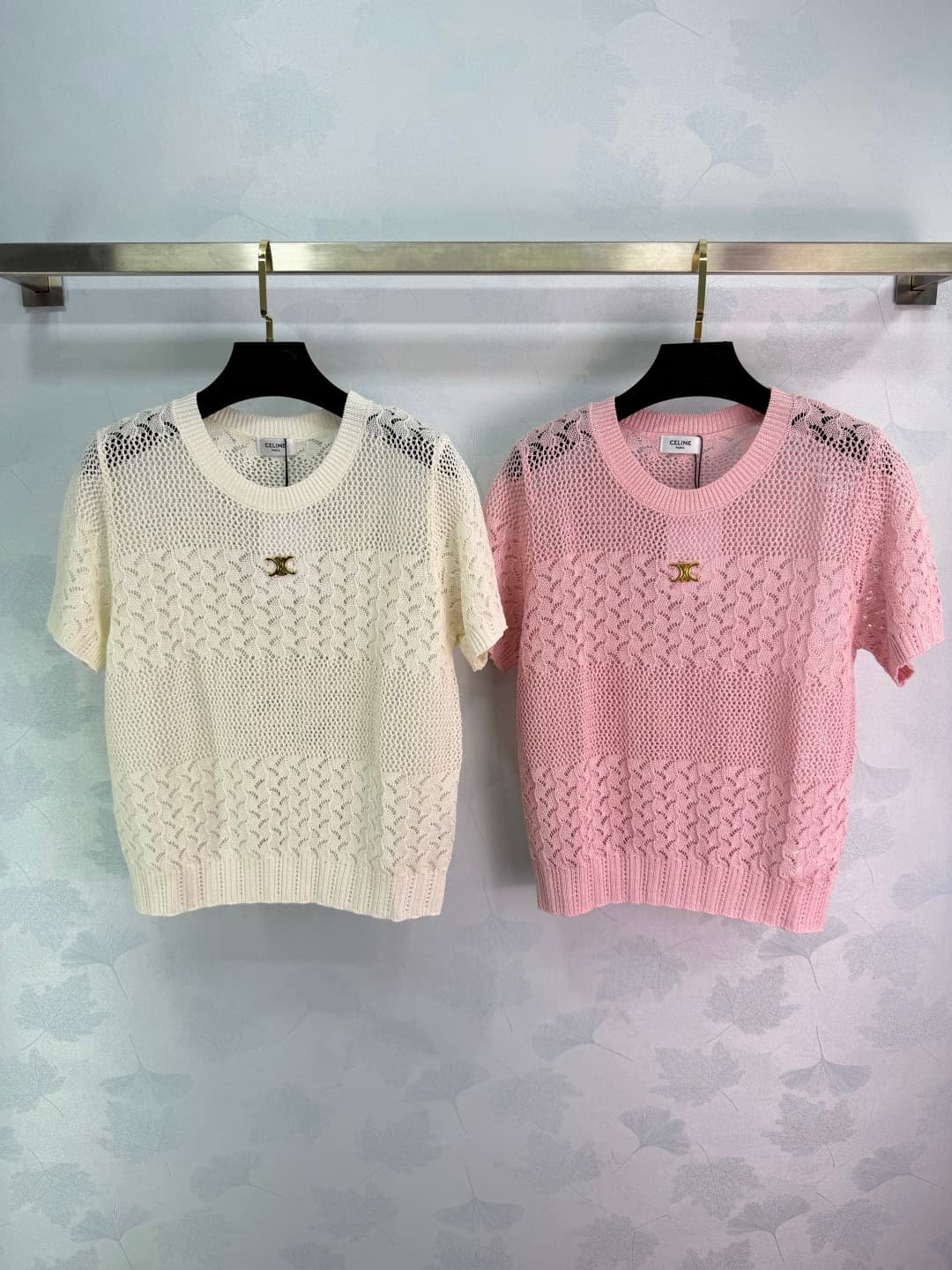 C18434 🆕CE*26 – New spring/summer short sleeves with openwork patterns. Lightweight and breathable, very comfortable to wear in summer! The openwork pattern combined with a net-like design on the shoulders creates a rich texture; the metal logo on the che — image 1