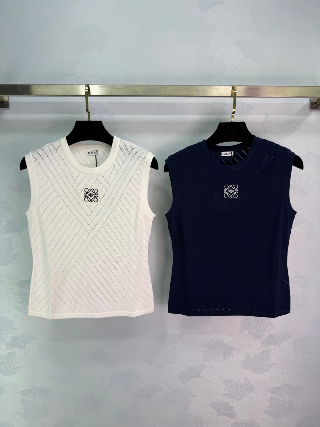 C18430 🆕Loe*26 – New spring/summer sleeveless knitted vest. Made from high-quality knitting fabric, it’s soft and comfortable to wear in summer! The Anagram embroidery on the chest is very distinctive. The sleeveless design makes it ideal for pairing with — image 1