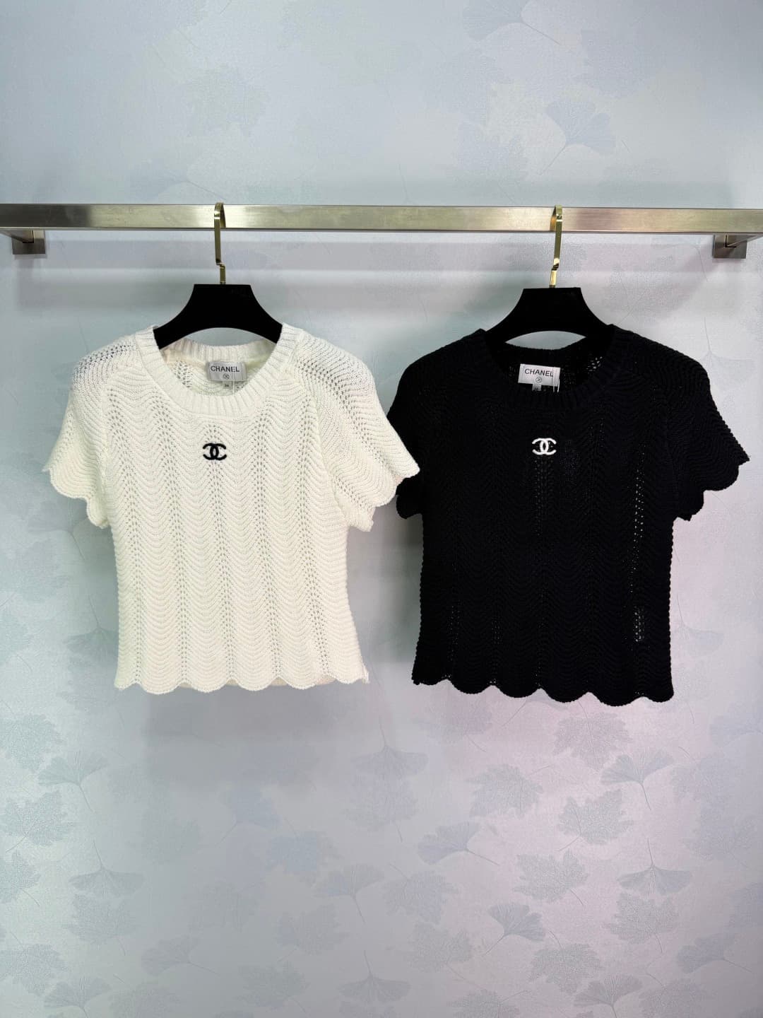 C18429 🆕Ch*26 – New spring/summer short sleeves with openwork knit design. Made of lightweight and breathable fabric, very comfortable to wear in summer! The double C symbols on the chest are highly recognizable, giving a strong brand feel. The wave-edge — image 1