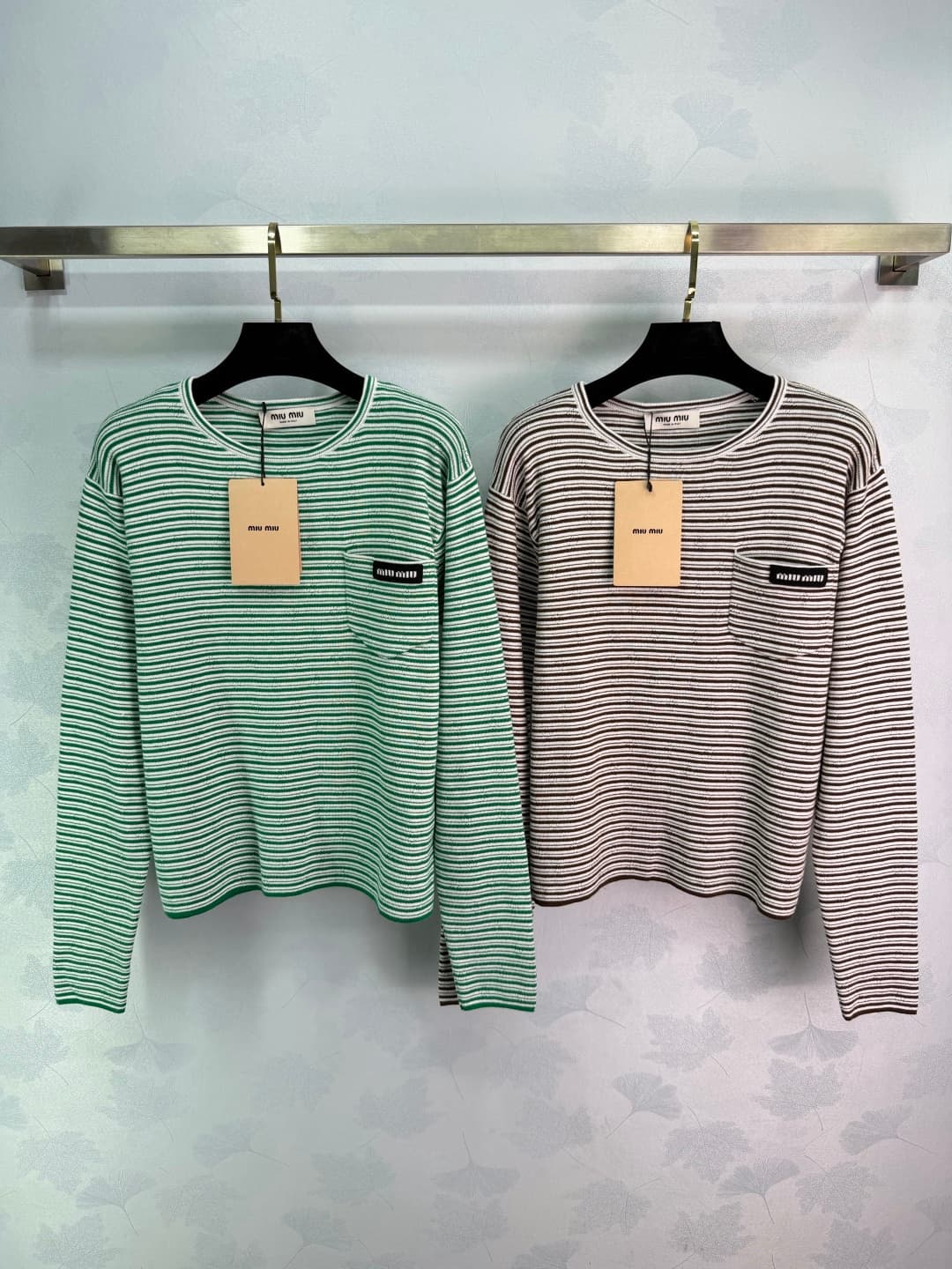 C18423 🆕Miu*26 – New spring/summer knitted striped long-sleeve shirt with a loose fit that accentuates slimmer appearance; suitable for all body types! The striped pattern is fresh and versatile. Small pockets on the chest and brand logo add extra details — image 1