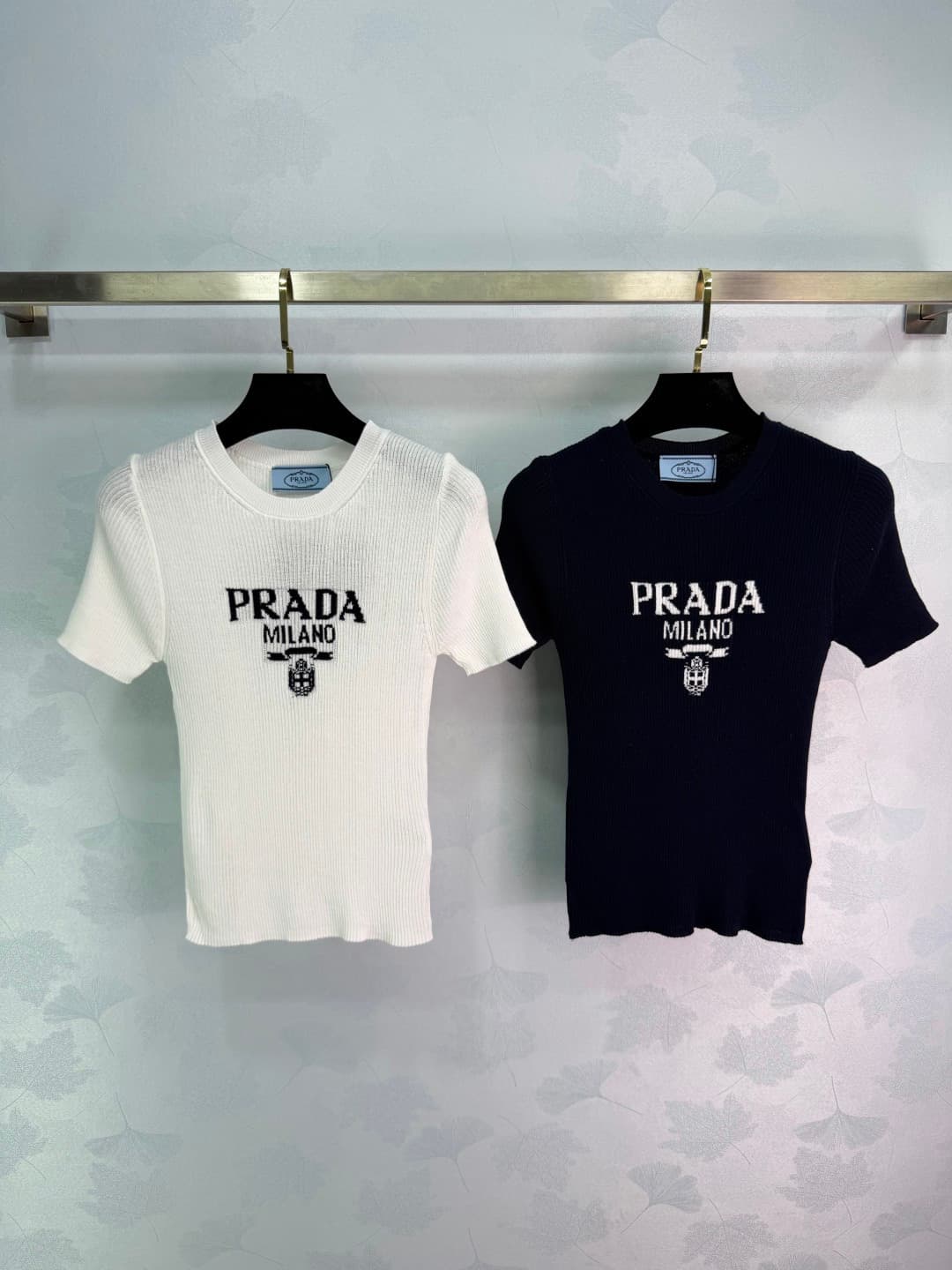 C18475 ❤️pp🆕Prad* 2025 – New spring/summer round-neck knitted short sleeves! Made of custom wool knit material; soft and comfortable in texture. Features a logo emblem on the chest, highlighting the brand’s style. Rich visual effect. Standard fit, but loo — image 1