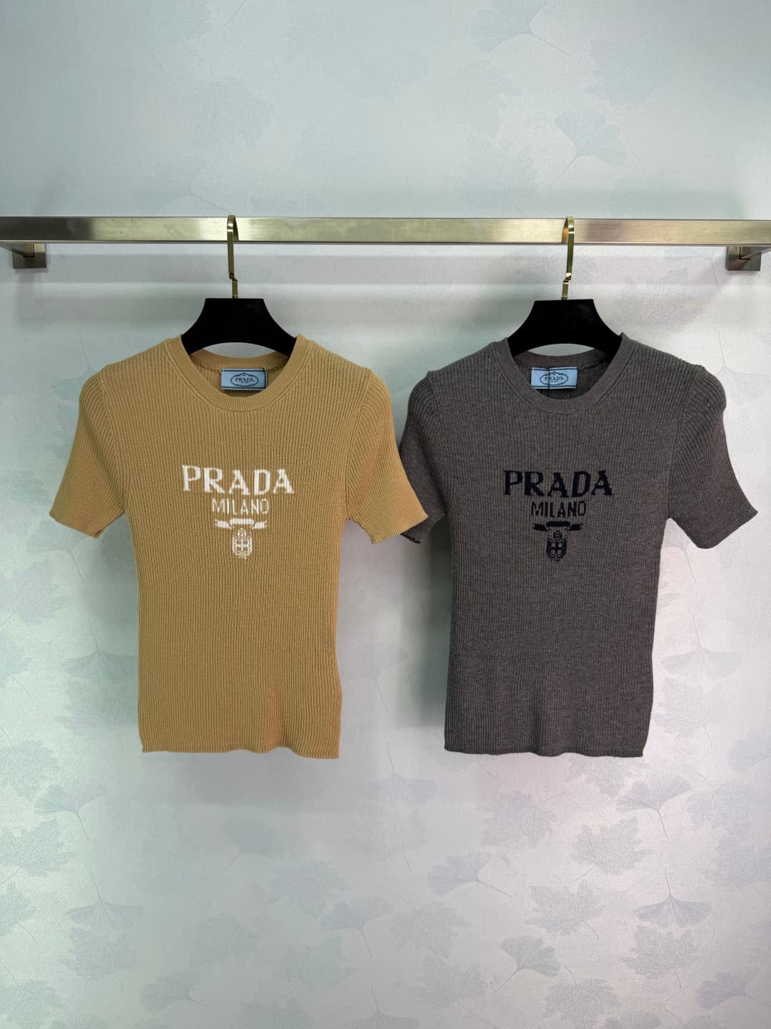 C18476 ❤️pp🆕Prad* 2025 – New spring/summer round-neck knitted short sleeves! Made of custom wool knitting material; soft and comfortable in texture. Features a logo emblem on the chest, highlighting the brand’s style. Rich visual effect. Standard fit that — image 1