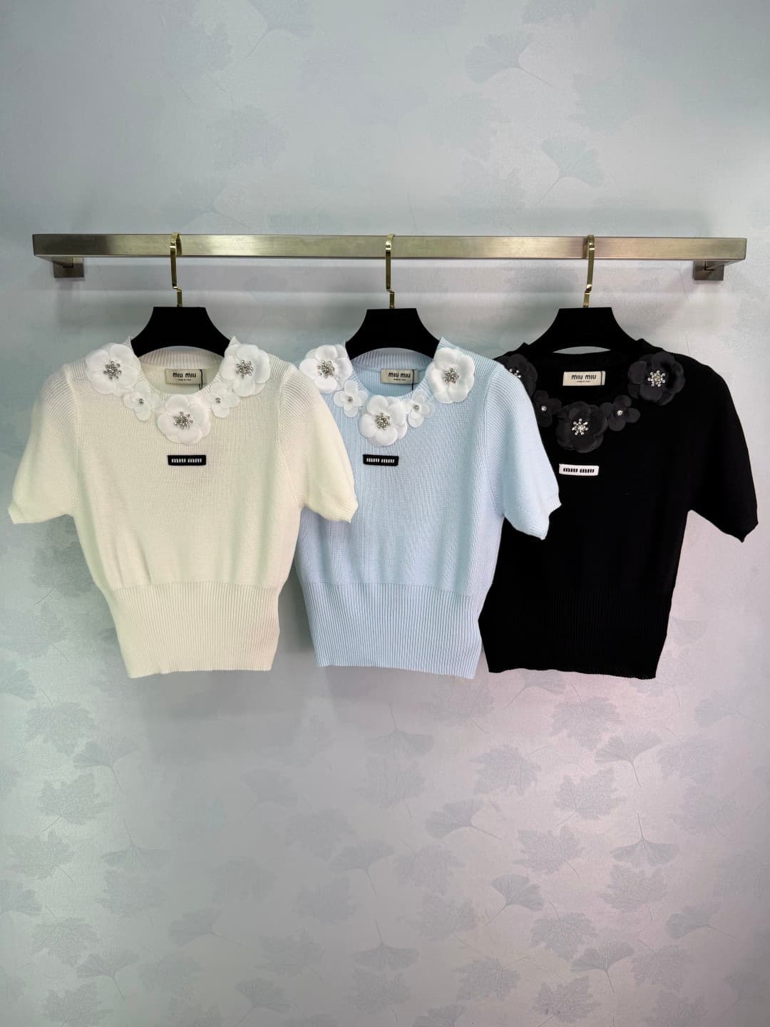 C18397 🆕Miu*26 – New spring/summer knit short sleeves. The soft fabric is extremely comfortable. The collar features three-dimensional flowers and sparkling details, giving it a delicate look. The short-sleeve design is perfect for spring/summer wear. The — image 1