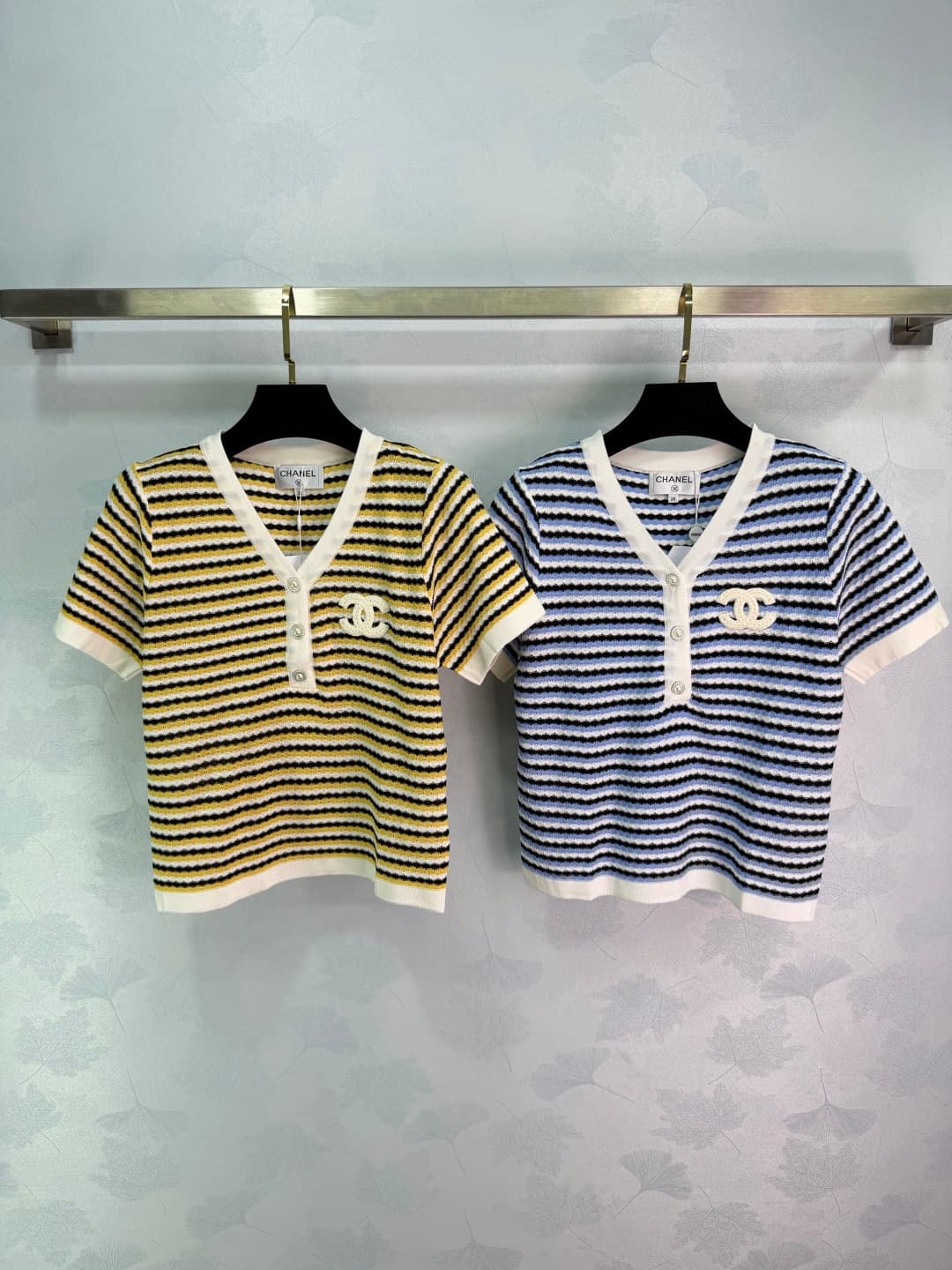 C18398 🆕Ch*26 – New spring/summer striped knitted short sleeves. The material is soft and breathable, making them very comfortable to wear in summer! With a V-neck, pearl buttons, and double C emblems, they are elegant and distinctive. Available in yellow — image 1