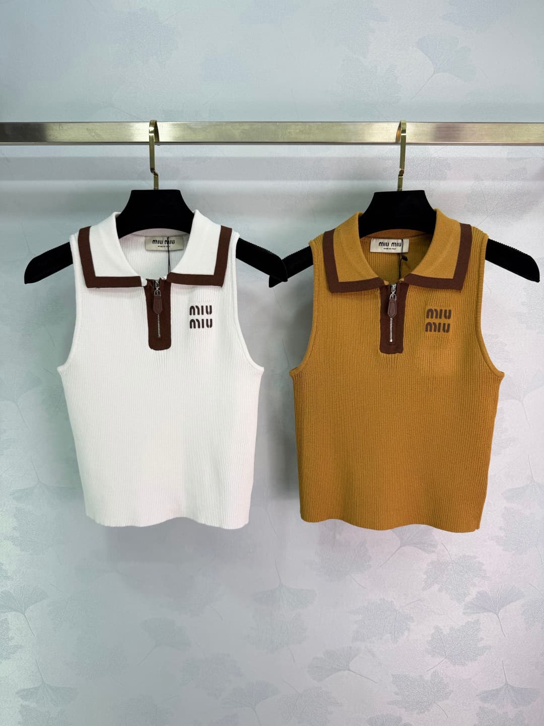 C18399 🆕Miu*26 – New spring/summer knitted vest. Made of soft knitted fabric, with a brown collar and zipper. Simple yet detailed in design. The brand embroidery on the chest is very distinctive. The short design works well with high-waisted pants or skir — image 1