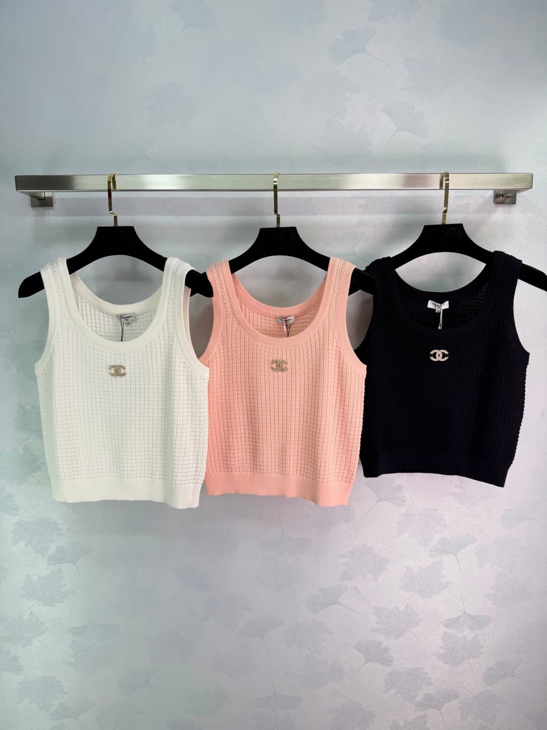C18381 🆕Chane* Waffle knit vest – soft and breathable, extremely comfortable to wear in summer! Short design + classic double C metal logo – simple yet elegant ✨. Works well with jeans or dresses, helping to create a French-style look easily. Suitable for — image 1