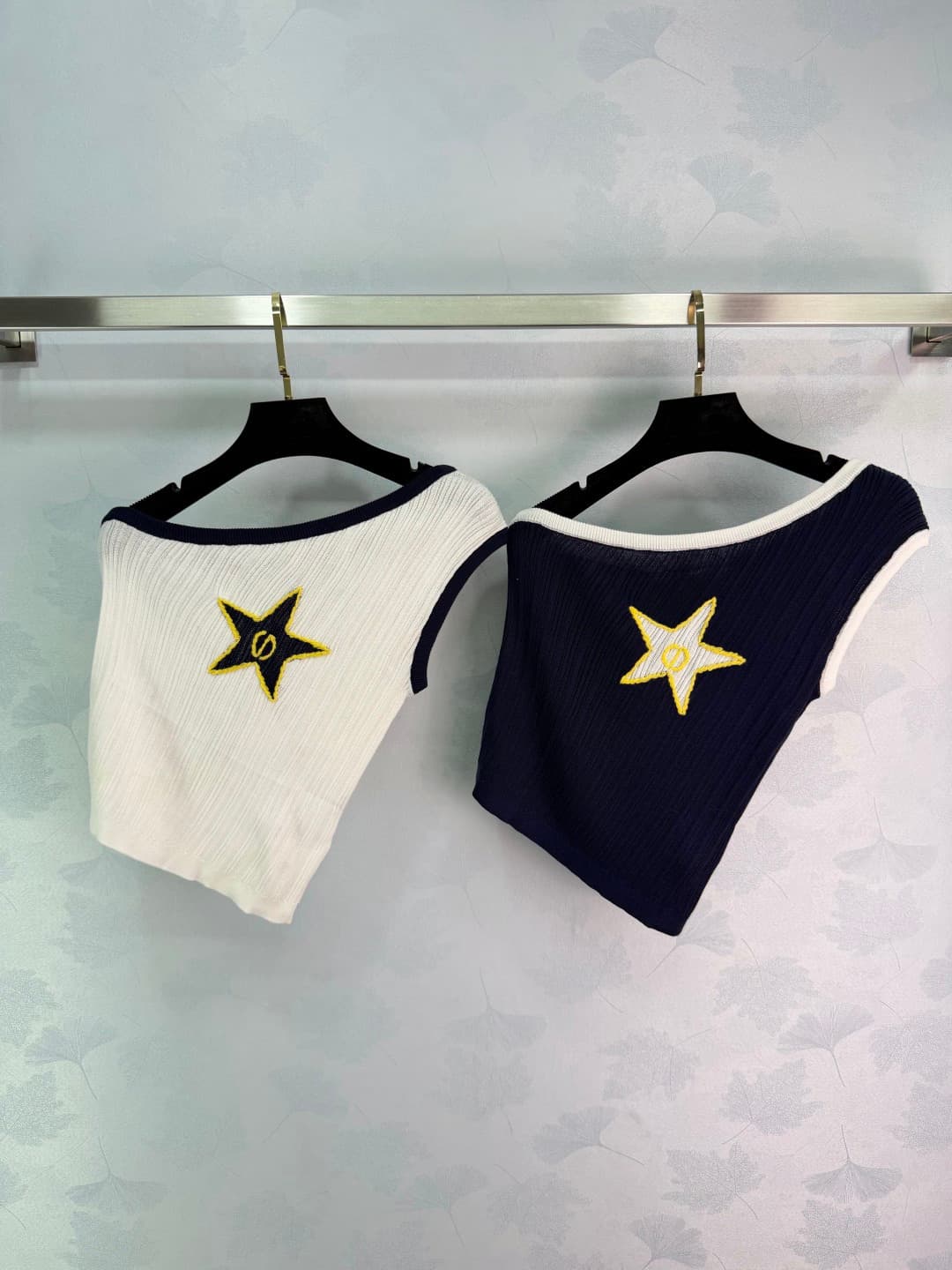 C18382 🆕Dio* This knitted vest is made of ice-soft material; it’s soft and breathable, making it extremely comfortable to wear in summer! The color combination of white and dark blue, with star patterns, adds a stylish touch – it’s simple yet trendy💙. It — image 1