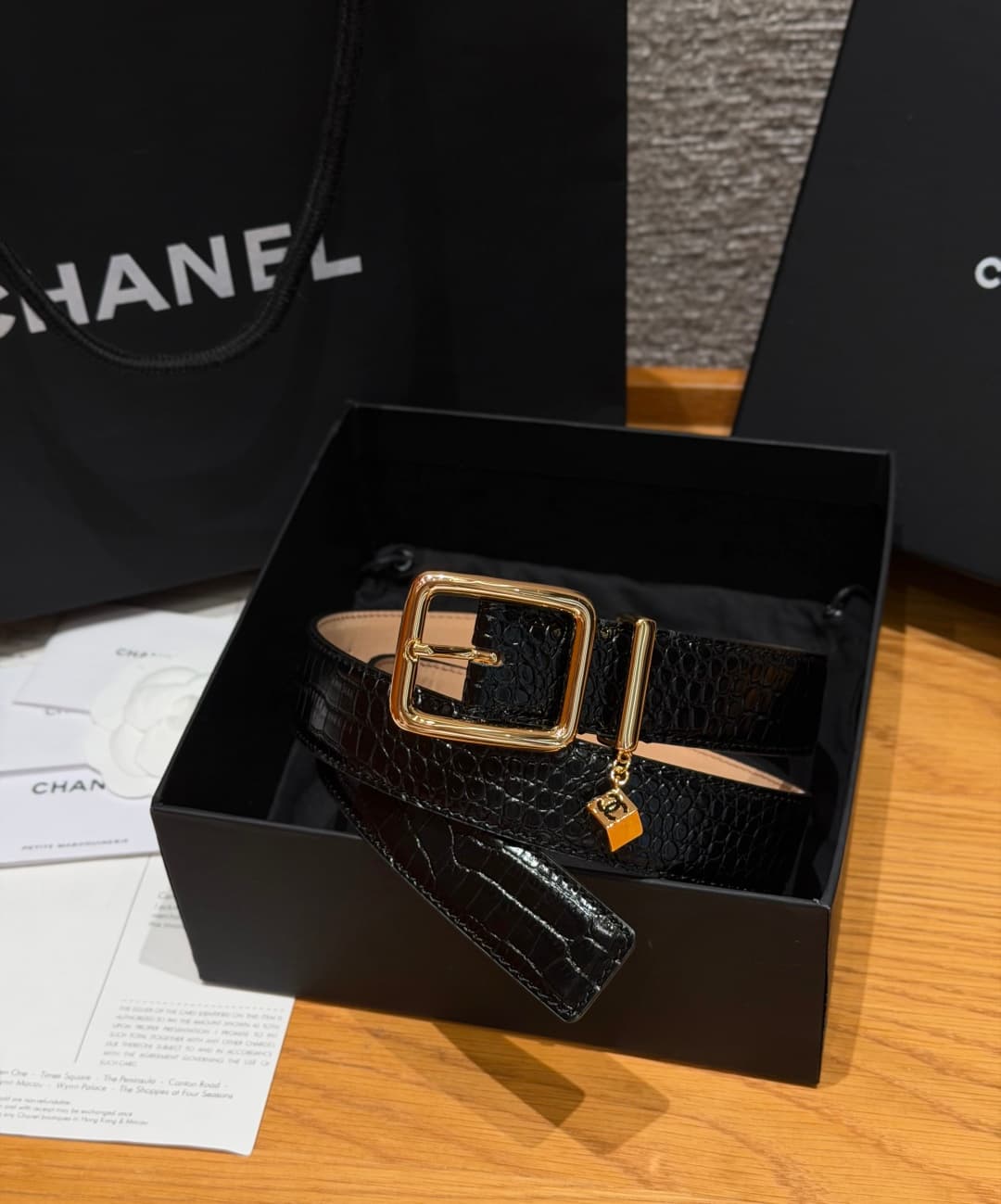 C32971 Xiangjia✨ Leather Belt with CC Charm, Crocodile-embossed calfskin 30mm – Leather belt with two C pendants — image 1