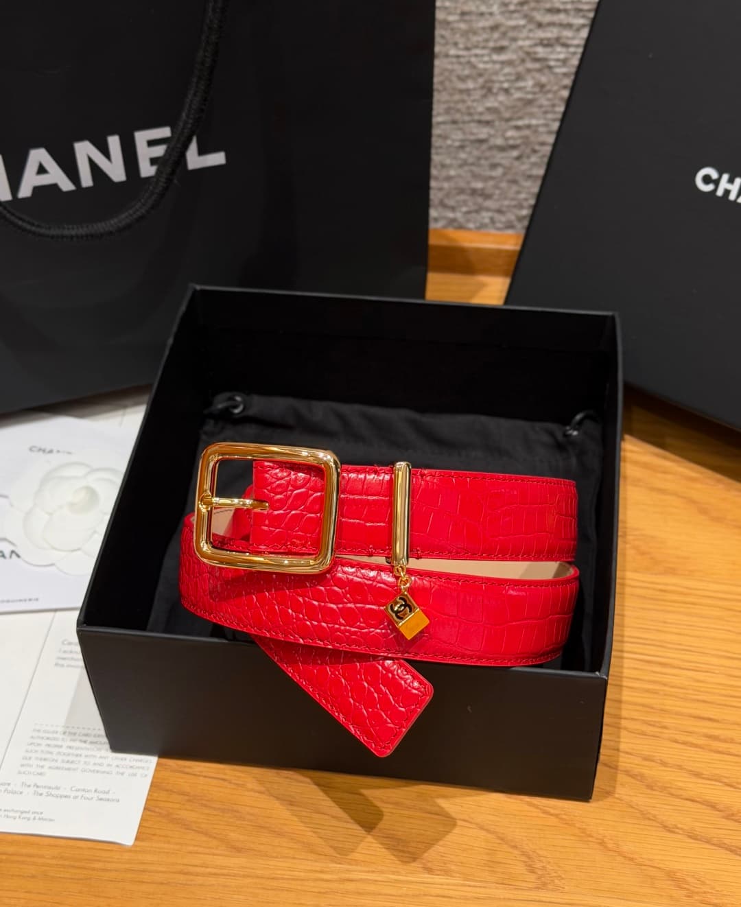 C32970 Xiangjia✨ Leather Belt with CC Charm, Crocodile-embossed calfskin 30mm – Leather belt with two C pendants — image 1