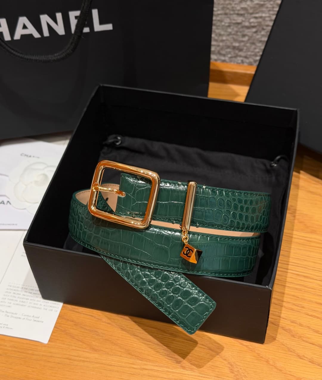C32969 Xiangjia✨ Leather Belt with CC Charm, Crocodile-embossed calfskin 30mm – Leather belt with two C pendants — image 1