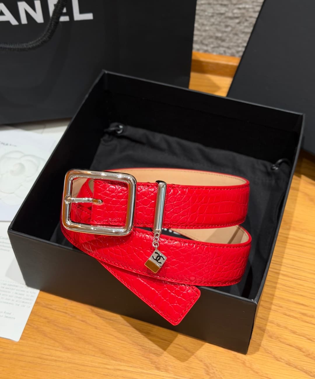C32967 Xiangjia✨ Leather Belt with CC Charm, Crocodile-embossed calfskin 30mm – Leather belt with two C pendants — image 1
