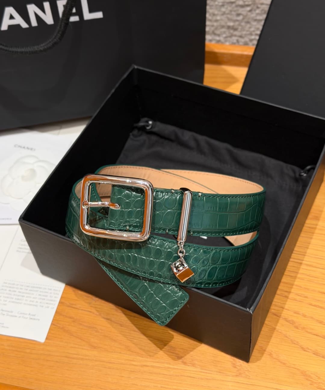 C32966 Xiangjia✨ Leather Belt with CC Charm, Crocodile-embossed calfskin 30mm – Leather belt with two C pendants — image 1