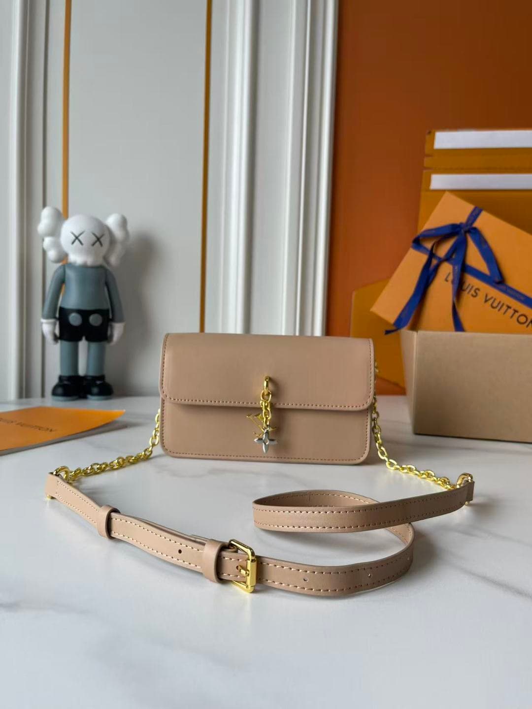 C5245 Upgraded Model M14564 M14547 M14581 M14548 This Wallet On Chain handbag is part of the LV Bloom series, featuring a stylish and functional design made from cowhide leather. It is adorned with the brand’s classic Monogram pattern. The ample space a — image 1