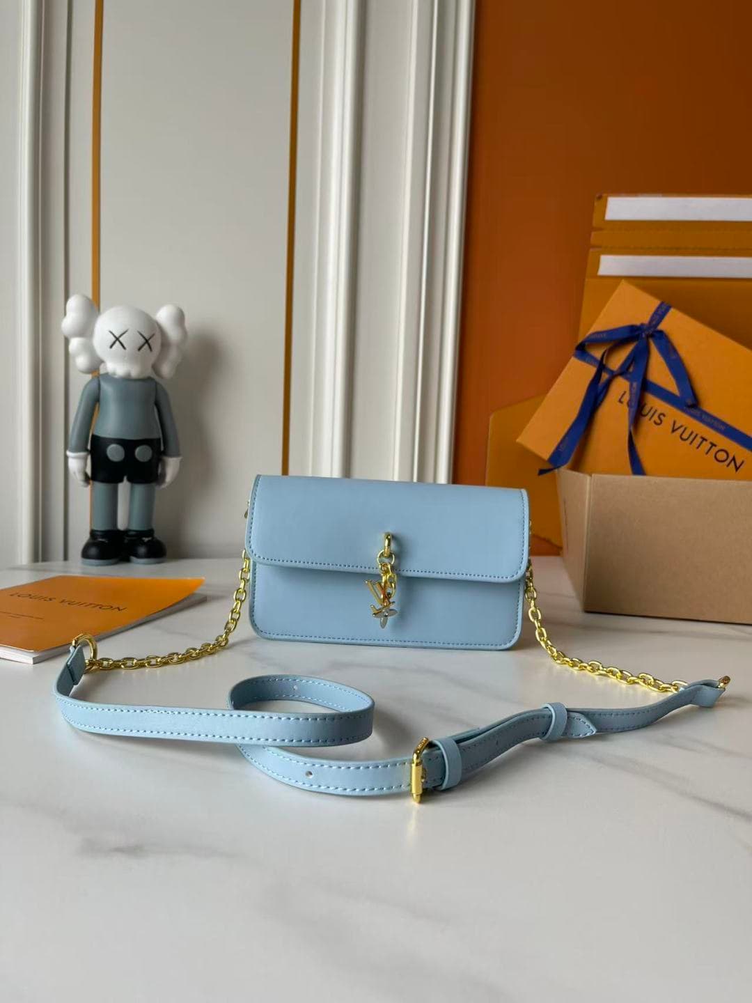 C5243 Upgraded Model M14564 M14547 M14581 M14548 This Wallet On Chain handbag is part of the LV Bloom series by Louis Vuitton. It features a stylish and functional design crafted from cowhide leather. The iconic Monogram pattern from the brand serves as — image 1