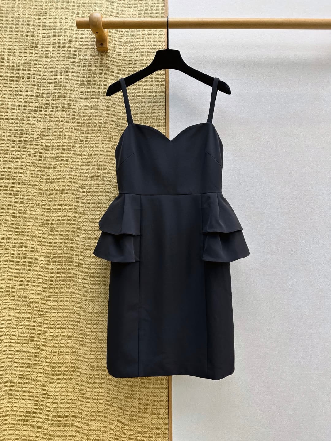 C18403 VLTN 26SS———New spring/summer dress in elegant Hepburn style black strapless dress. It features a heart-shaped strapless collar with double thin shoulder straps. This design not only enhances the silhouette of the shoulders and neck but also adds a — image 1