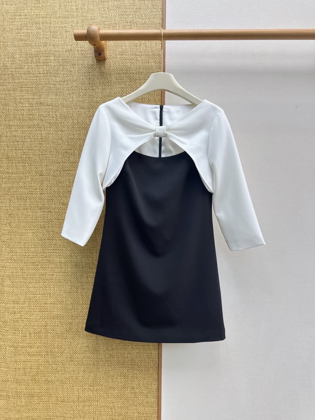 C18406 VLTN 26SS——A new spring dress with contrasting colorful fake-jacket-style design. The knot at the chest and the open areas serve as the focal points of the dress. It combines elegance with a bit of clever design, breaking away from the monotony of — image 1