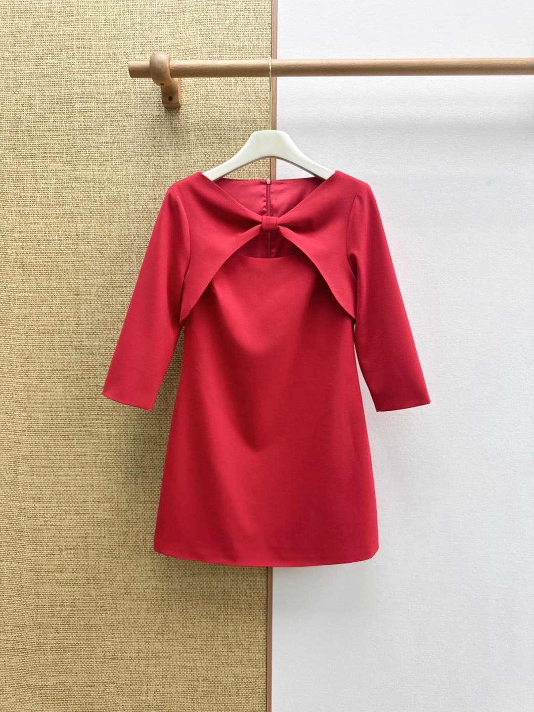 C18404 VLTN 26SS——A new spring dress with a contrasting two-piece design. The knot at the chest and the open areas serve as the focal points of the dress. Elegance is combined with a clever design, breaking away from the monotony of solid-colored dresses. — image 1