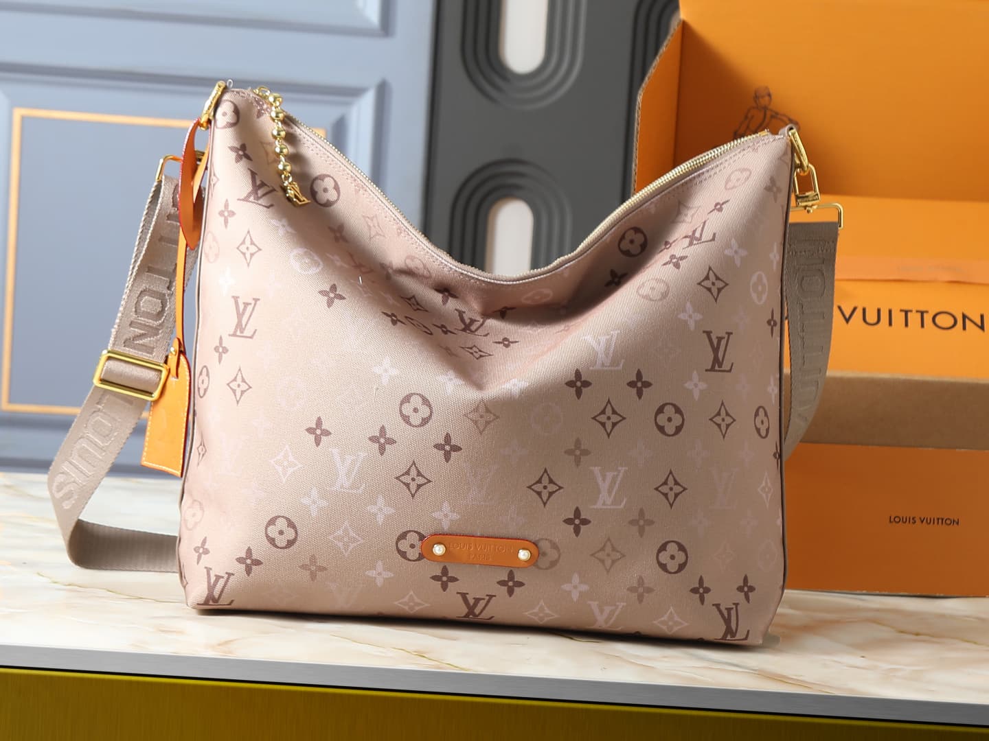 C5294 💰 Upgrade from the original M26931, M28392, M27856, M27181, M14018, M13986. This Vagabond Hobo handbag features soft leather texture. It can be worn on the shoulder or slung over the arm with an adjustable fabric strap. The interior has LV Blason pa — image 1