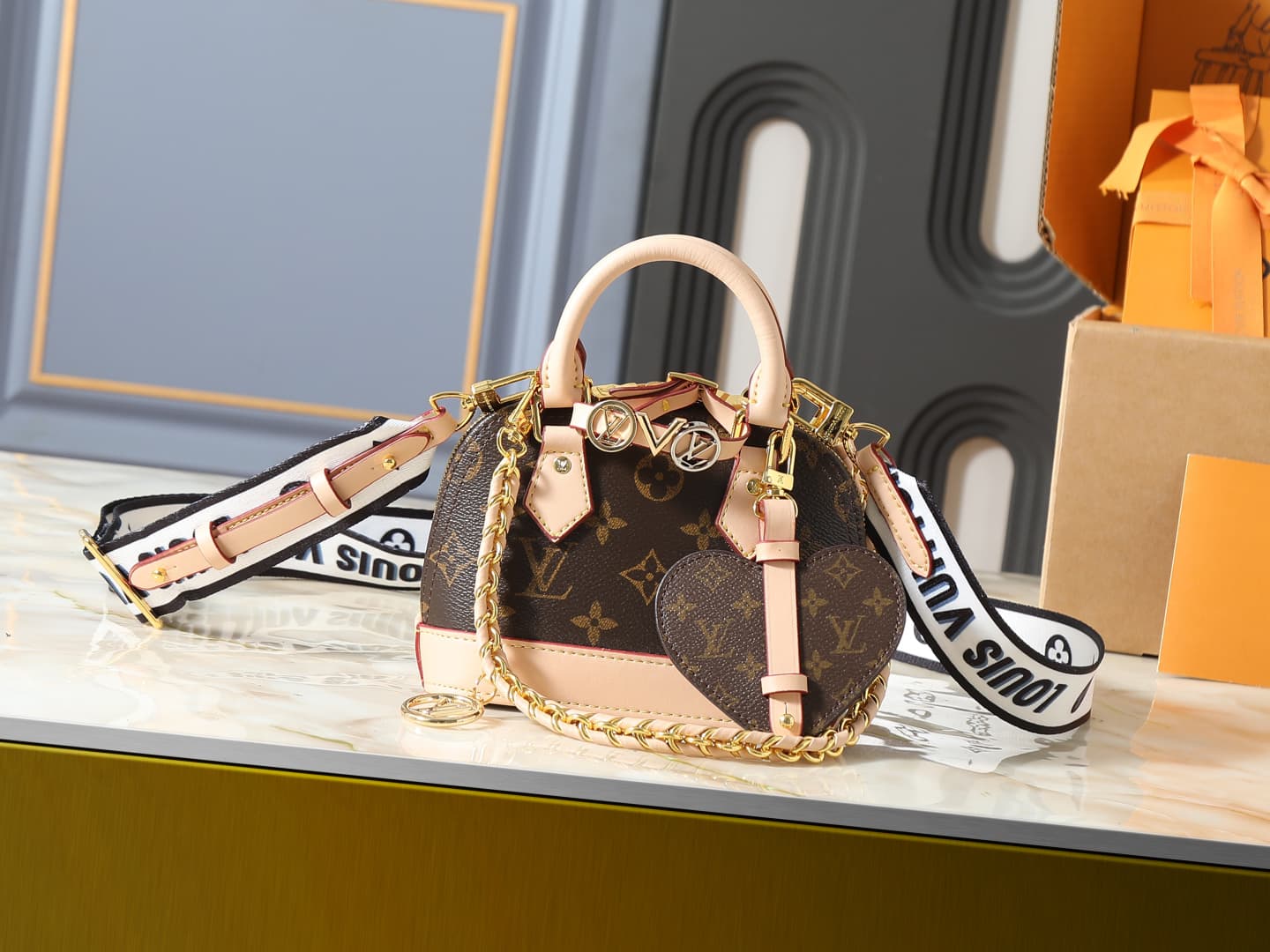 C5230 💰 Upgrade the original K00015, M14339, and M82717. This Alma mini handbag belongs to the LV&I custom collection. It features a Monogram canvas material with a compact design, making it an ideal item for daily use in various carrying styles. You can — image 1