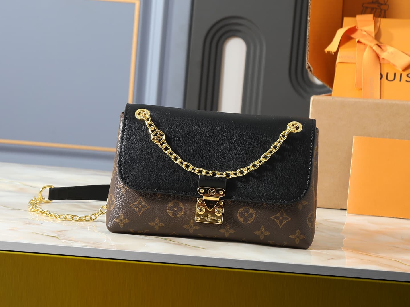 C5227 💰 Upgrade the original M28424, M28588, and M28587 models. This Madeleine BB handbag is inspired by the classic George bag model 2019. The new Madeleine handbag features shiny gold sliding chains; the canvas material combines solid black leather, wit — image 1