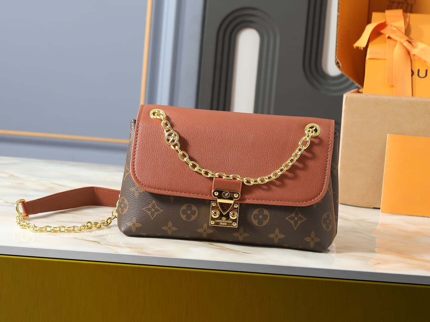 C5226 💰 Upgrade the original M28424, M28588, and M28587 models. This Madeleine BB handbag is inspired by the classic George bag model 2019. The new Madeleine handbag features shiny gold sliding chains; the patchwork canvas combines pure black leather, wit — image 1