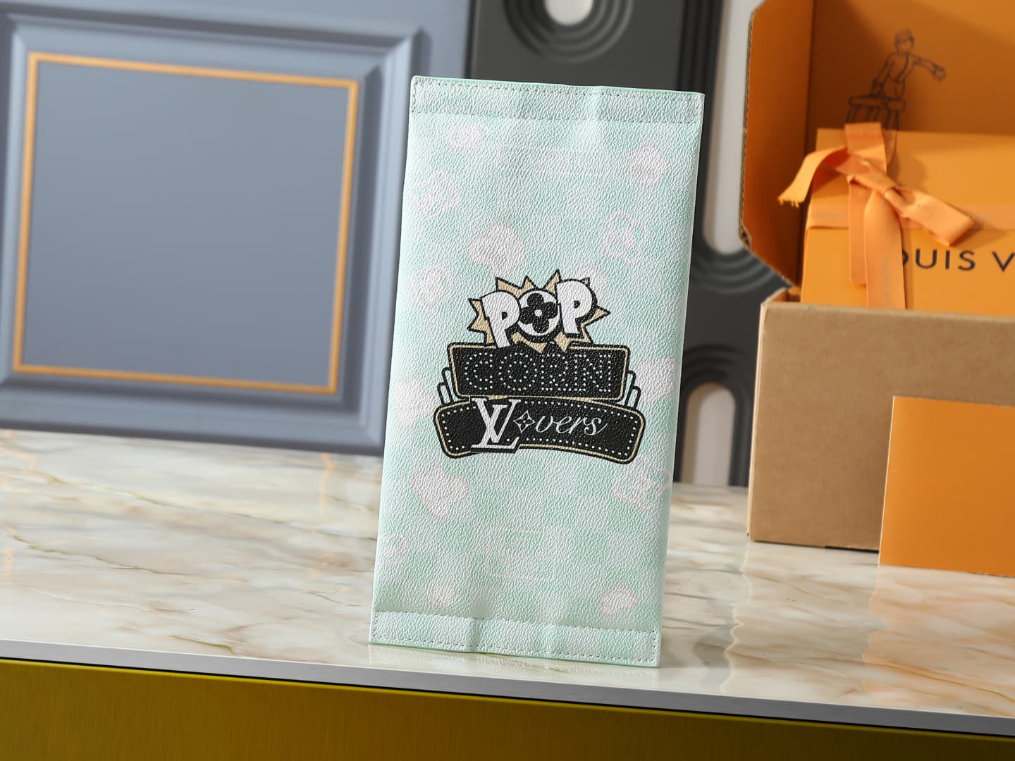 C5225 💰 Upgrade from the original M28174. This Pop Corn washing bag features a classic Damier check pattern on a cowhide body. The popcorn pattern and LV Lovers logo add extra flair, embodying the charm of movies and the romantic atmosphere of a movie nig — image 1