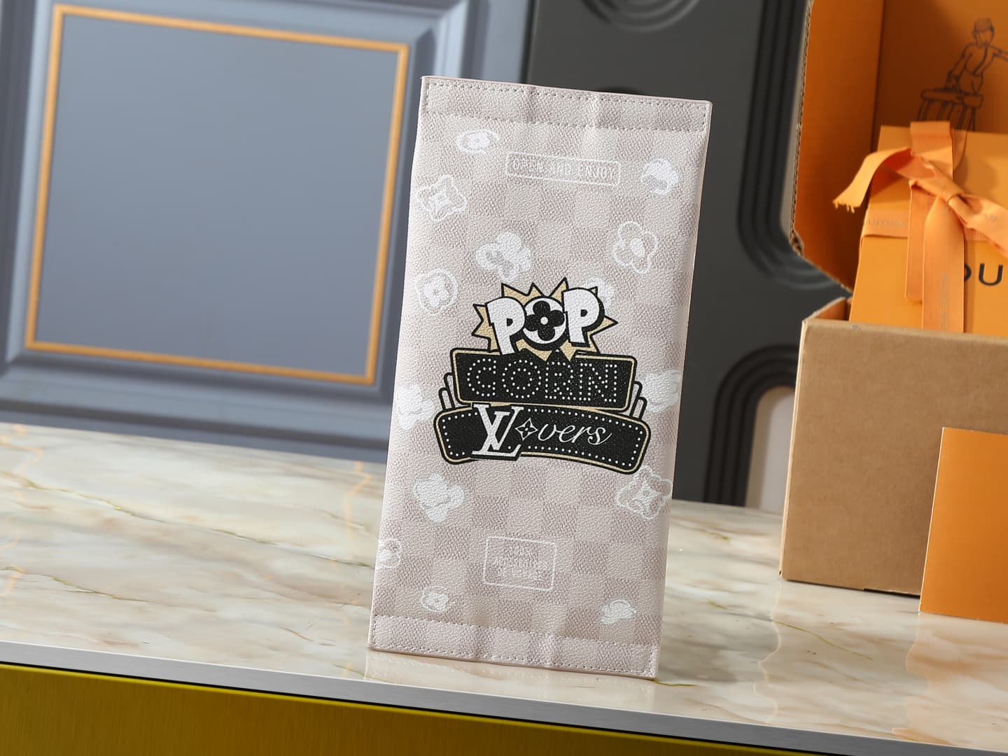 C5223 💰 Upgrade from the original M28174. This Pop Corn washing bag features a classic Damier check pattern on a leather body. The popcorn pattern and LV Lovers logo add extra flair, embodying the charm of movies and the romantic atmosphere of a movie nig — image 1