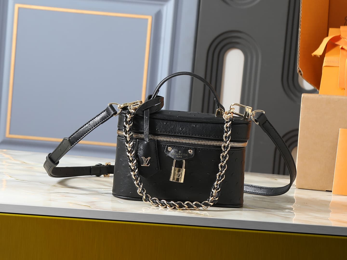 C5156 💰 Upgrade from the original N85911, N85806, N85820, M47125 models. The “Ostrich Pattern” Vanity Chain Pouch – inspired by traditional makeup boxes, reflecting the spirit of travel. This delicate and thin bag features a handle on top adorned with a g — image 1