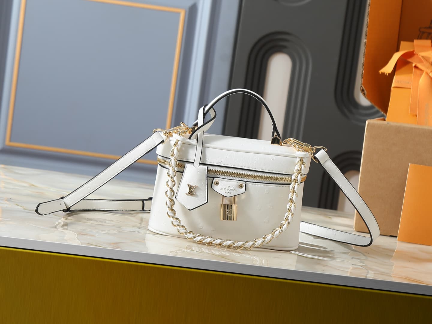 C5155 💰 Upgrade from the original N85911, N85806, N85820, M47125 models. The “Ostrich Pattern” Vanity Chain Pouch – inspired by traditional makeup boxes, reflecting the spirit of travel. This exquisite and thin bag features a handle on top adorned with a — image 1