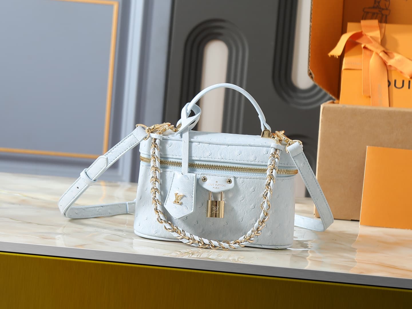 C5154 💰 Upgrade the original N85911, N85806, N85820, M47125 models. The “Ostrich Pattern Vanity Chain Pouch” is inspired by traditional makeup boxes, reflecting the spirit of travel. This exquisite and thin bag features a handle on top decorated with a go — image 1