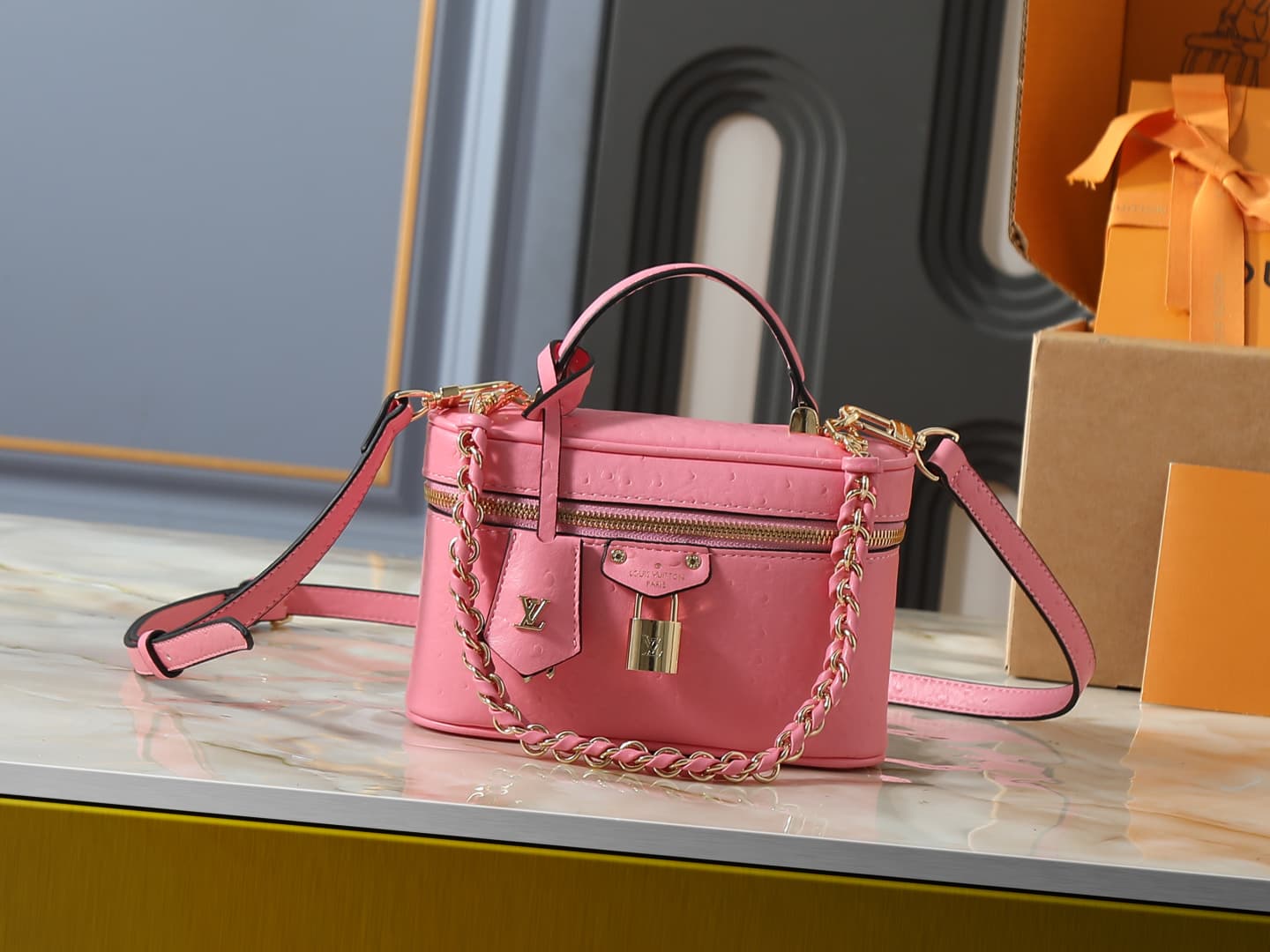 C5153 💰 Upgrade from the original N85911, N85806, N85820, M47125 models. The “Ostrich Pattern” Vanity Chain Pouch – inspired by traditional makeup boxes, reflecting the spirit of travel. This delicate and thin bag features a handle on top decorated with a — image 1