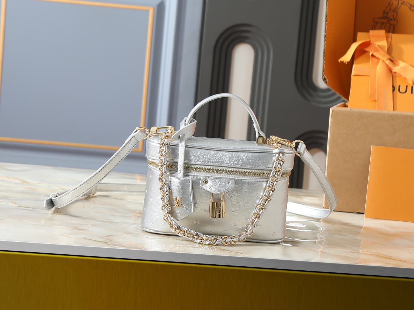 C5152 💰 Upgrade from the original N85911, N85806, N85820, M47125 models. The “Ostrich Pattern” Vanity Chain Pouch – inspired by traditional makeup boxes, reflecting the spirit of travel. This exquisite and thin bag features a handle on top adorned with a — image 1