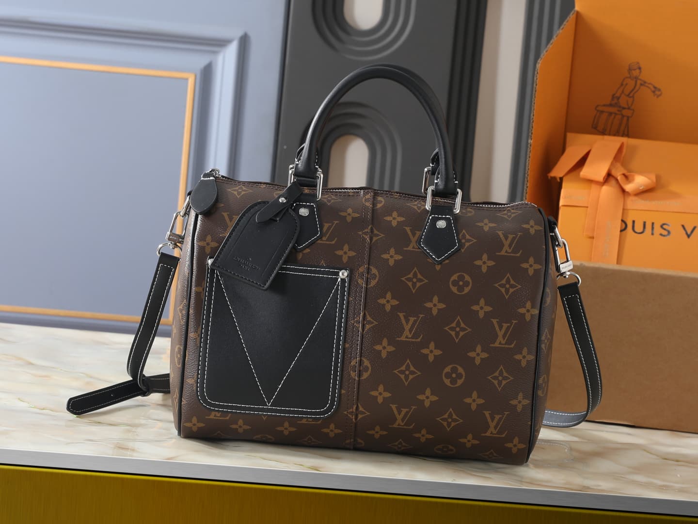 C5105 💰 Upgraded version of the original M2A209 and M40391. This Speedy Bandoulière 30 handbag combines Monogram Denim with leather trim. It features a distinctive LV heart-shaped label and V-shaped stitching on the denim fabric, along with leather trim a — image 1