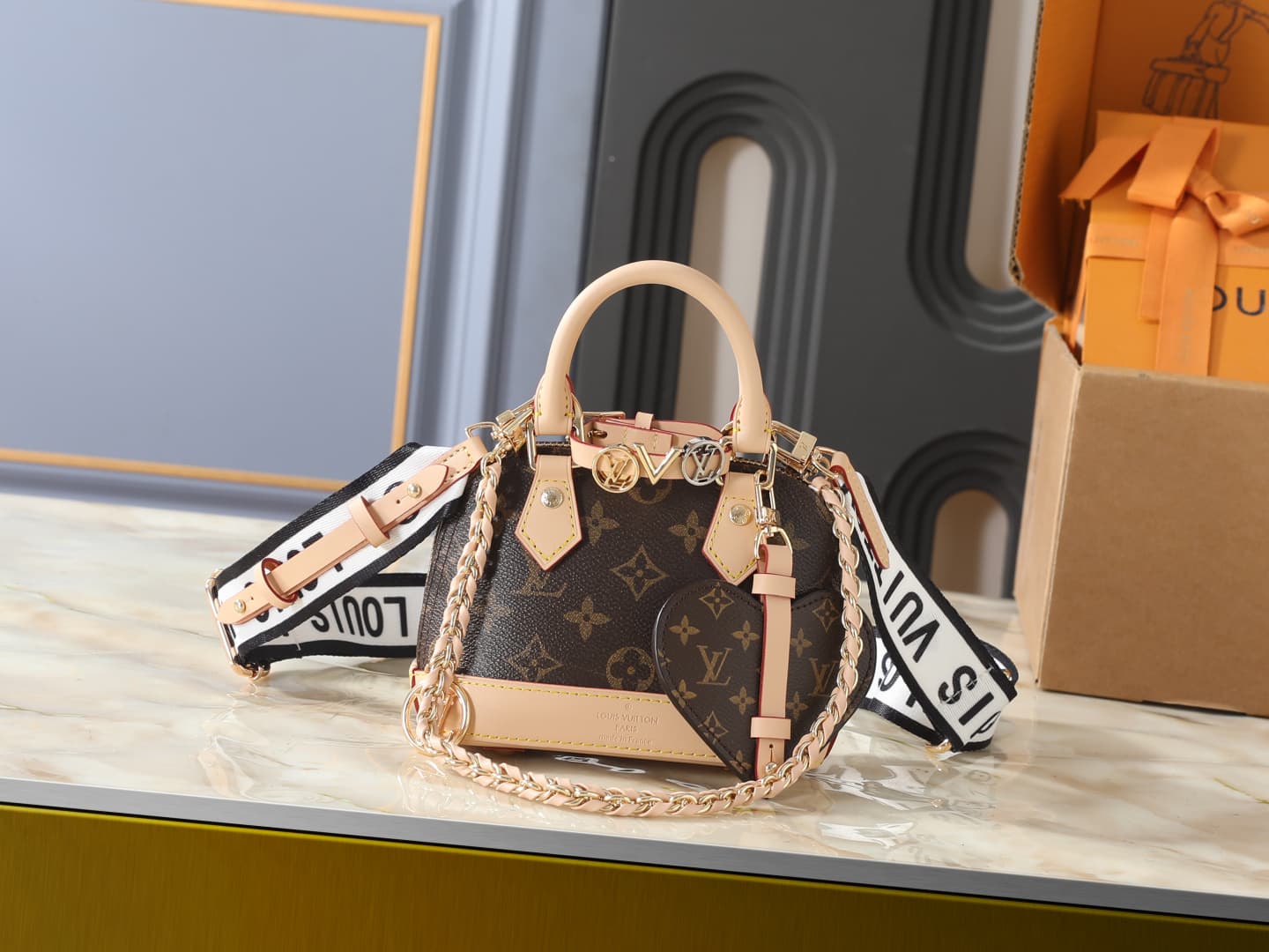 C5104 💰 Upgrade the original K00015, M14339, and M82717. This Alma mini handbag belongs to the LV&I custom collection. It features a Monogram canvas design with a compact structure, making it an ideal item for daily use in various carrying styles. You can — image 1