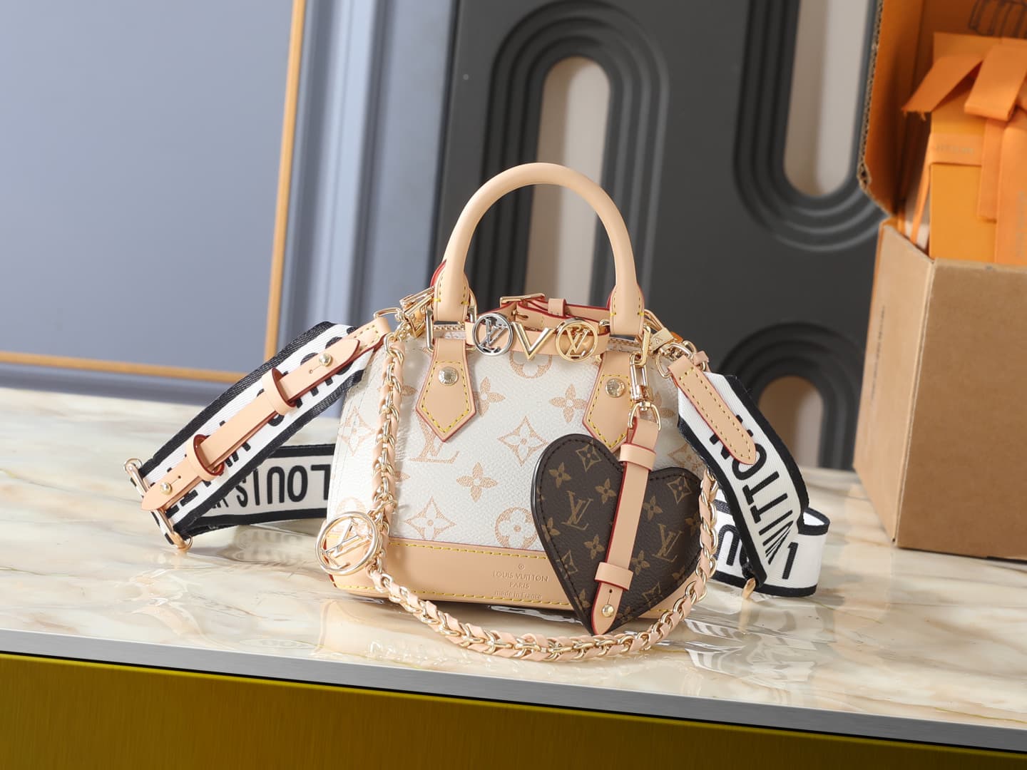 C5103 💰 Upgrade from the original K00015, M14339, and M82717. This Alma mini handbag is part of the LV&I custom collection. It features a Monogram canvas material with a compact design, making it ideal for daily use in various carrying styles. You can cho — image 1