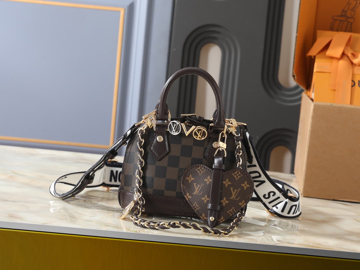C5102 💰 Upgrade from the original K00015, M14339, and M82717. This Alma mini handbag is part of the LV&I custom collection. It features a Monogram canvas material with a compact design, making it an ideal choice for daily use. You can choose between shoul — image 1