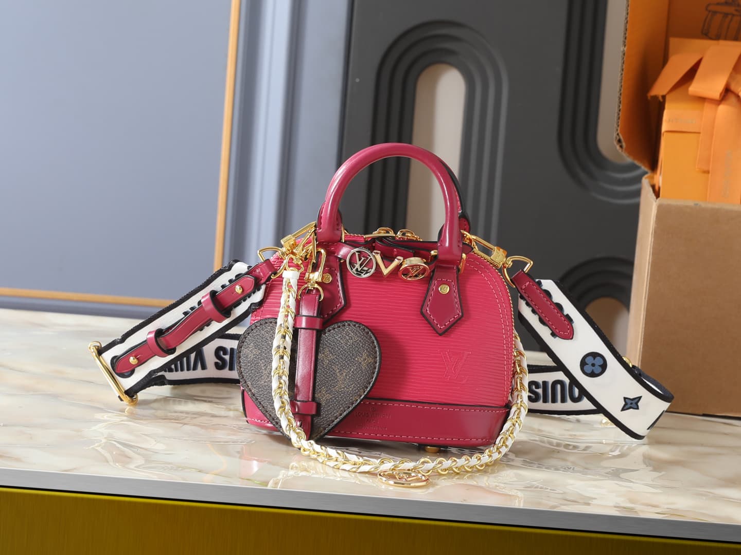C5100 💰 Upgrade from the original K00015, M14339, and M82717. This Alma mini handbag is part of the LV&I custom collection. It features a Monogram canvas material with a compact design, making it an ideal choice for daily use. You can choose between shoul — image 1