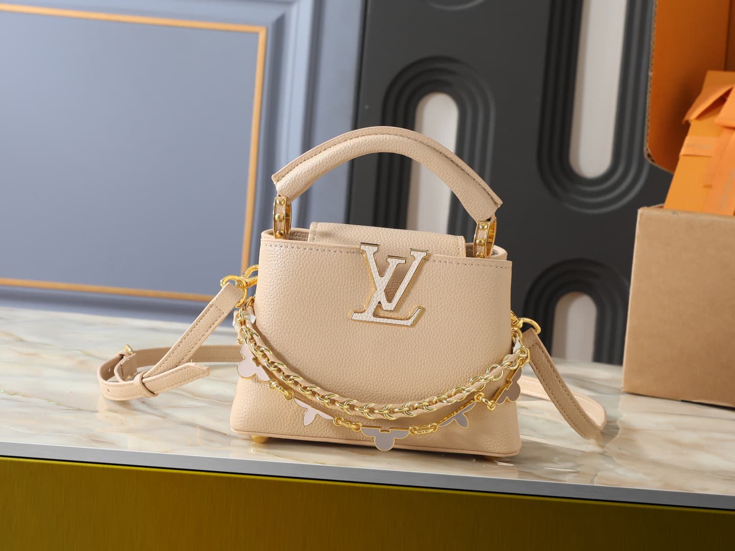 C5091 💰 Guangzhou product – top-quality original items: M29608, M2A380, M2A379, M2A362, M29952, M29955, M29951. This mini handbag belongs to the Capucines Flowergram collection. It features classic colors on Taurillon leather, with a flip cover that can b — image 1