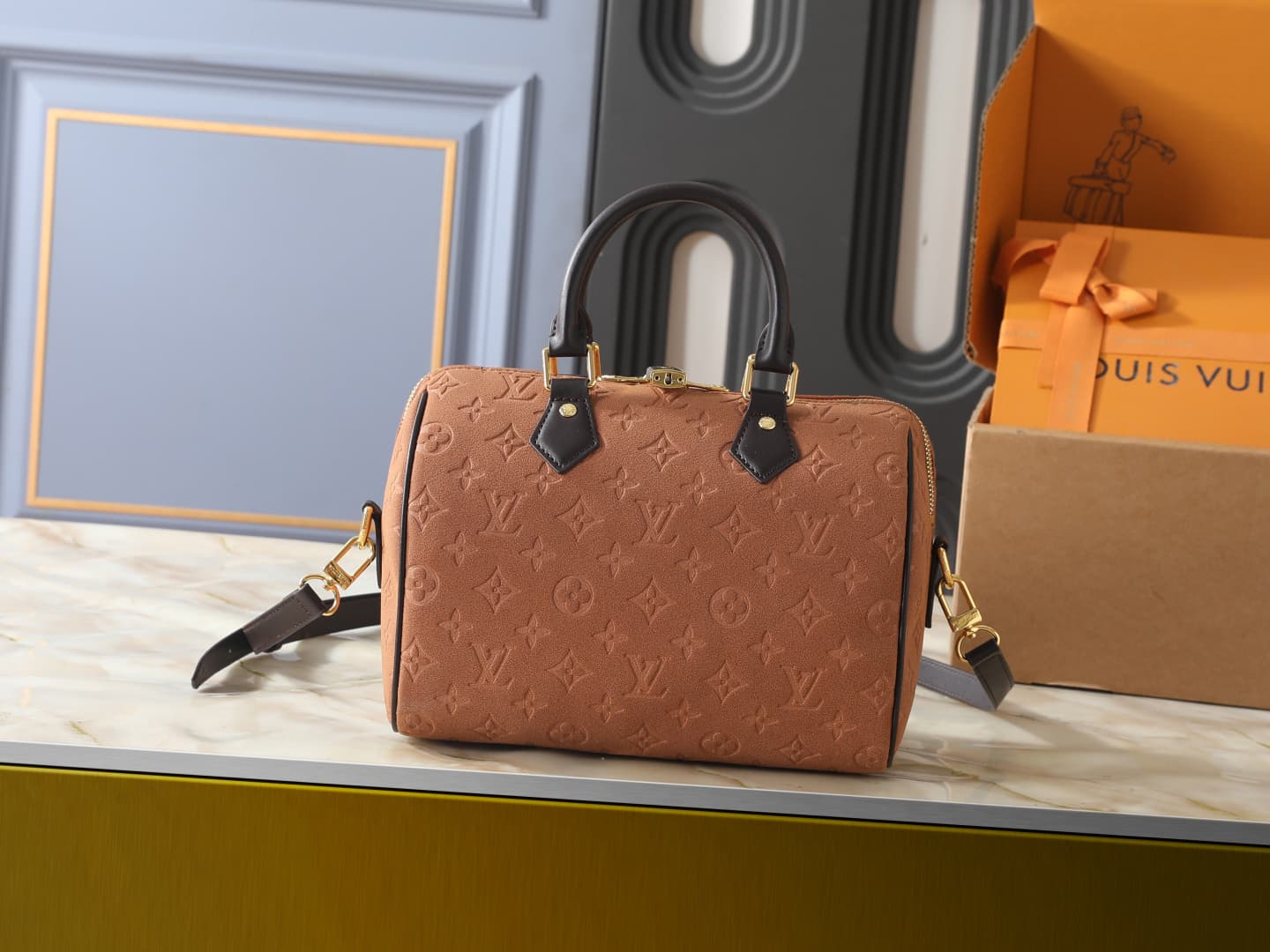 C5082 💰 Upgrade the original M2A383. This Speedy Bandoulière 25 handbag belongs to the Back to School collection. Soft, elegant velvet leather is printed with a Monogram pattern, while contrasting colors of leather create decorative edges, offering a fres — image 1