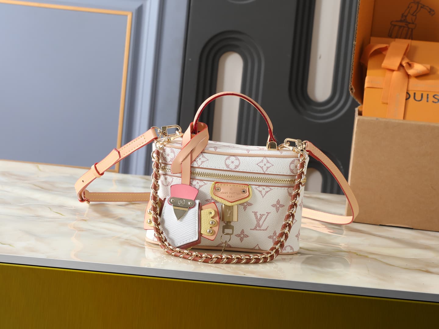 C5081 💰 Upgraded version of the original M29782 and M47125. This Vanity Chain Pouch handbag is inspired by Louis Vuitton’s premium packaging, preserving the brand’s travel heritage. The LV Crafty version features a soft color scheme based on Monogram Dune — image 1