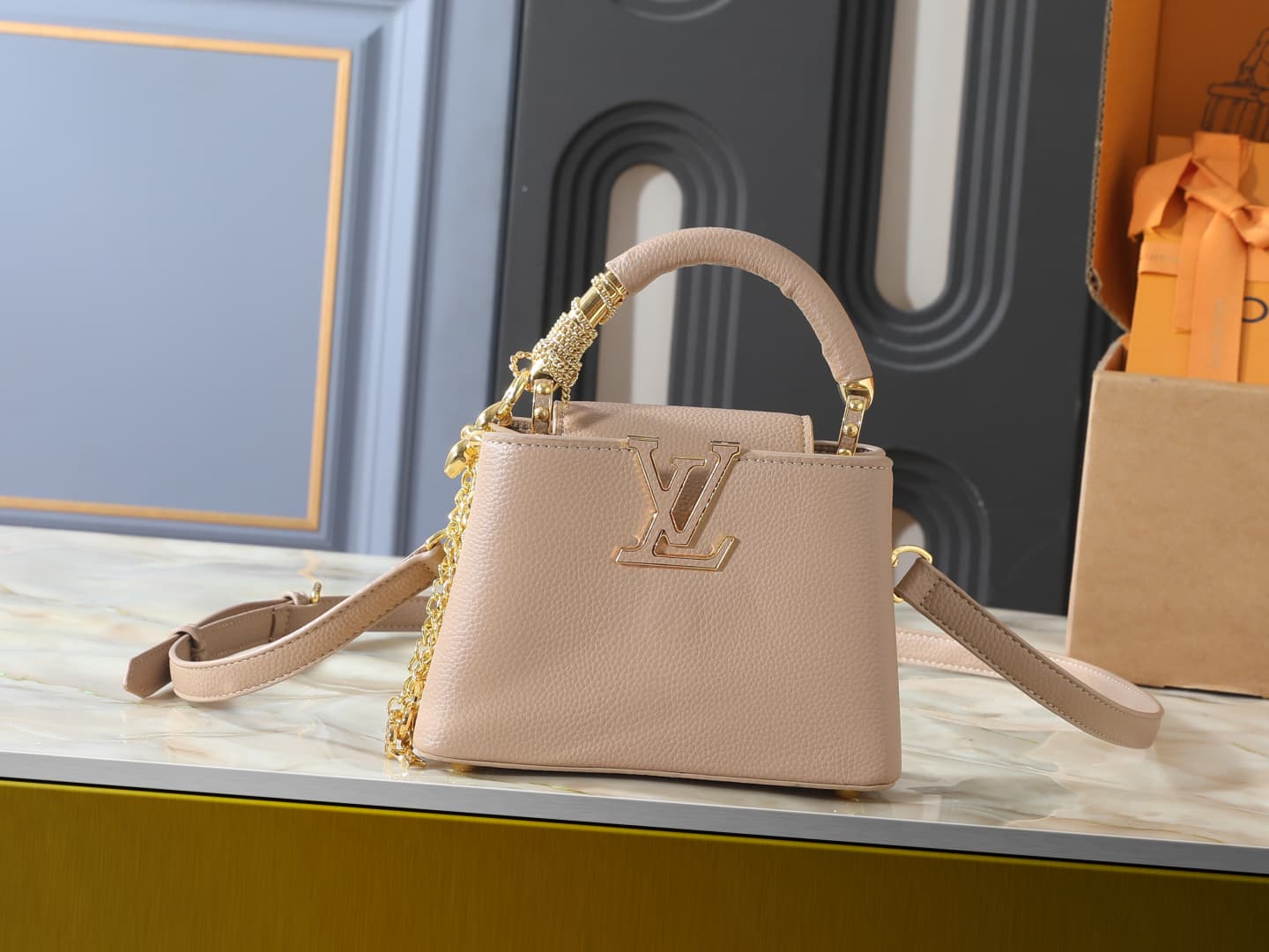 C4998 💰 Guangzhou product – top-tier original collection: M26328, M26329, M26531. This mini bag in the LV Mirage style of Capucines comes from the Exceptionals series. Made from satin Taurillon leather, it is perfect for evening events. The monogram patte — image 1