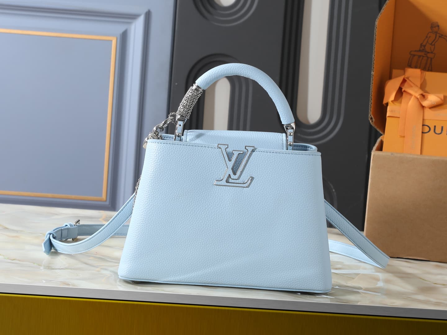 C4997 💰 Guangzhou product – top-tier original collection: M26328, M26329, M26531. This LV Mirage version of Capucines BB handbag comes from the Exceptionals series. Made with satin Taurillon leather, it is perfect for evening events. The monogram pattern — image 1