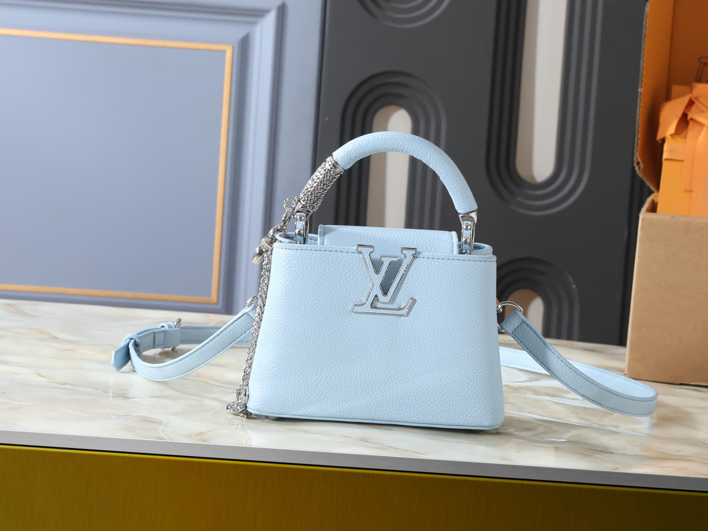 C4996 💰 Guangzhou product – top-tier original collection: M26328, M26329, M26531. This LV Mirage version of Capucines mini handbag comes from the Exceptionals series. Made with silk satin Taurillon leather, it is perfect for evening events. The monogram p — image 1